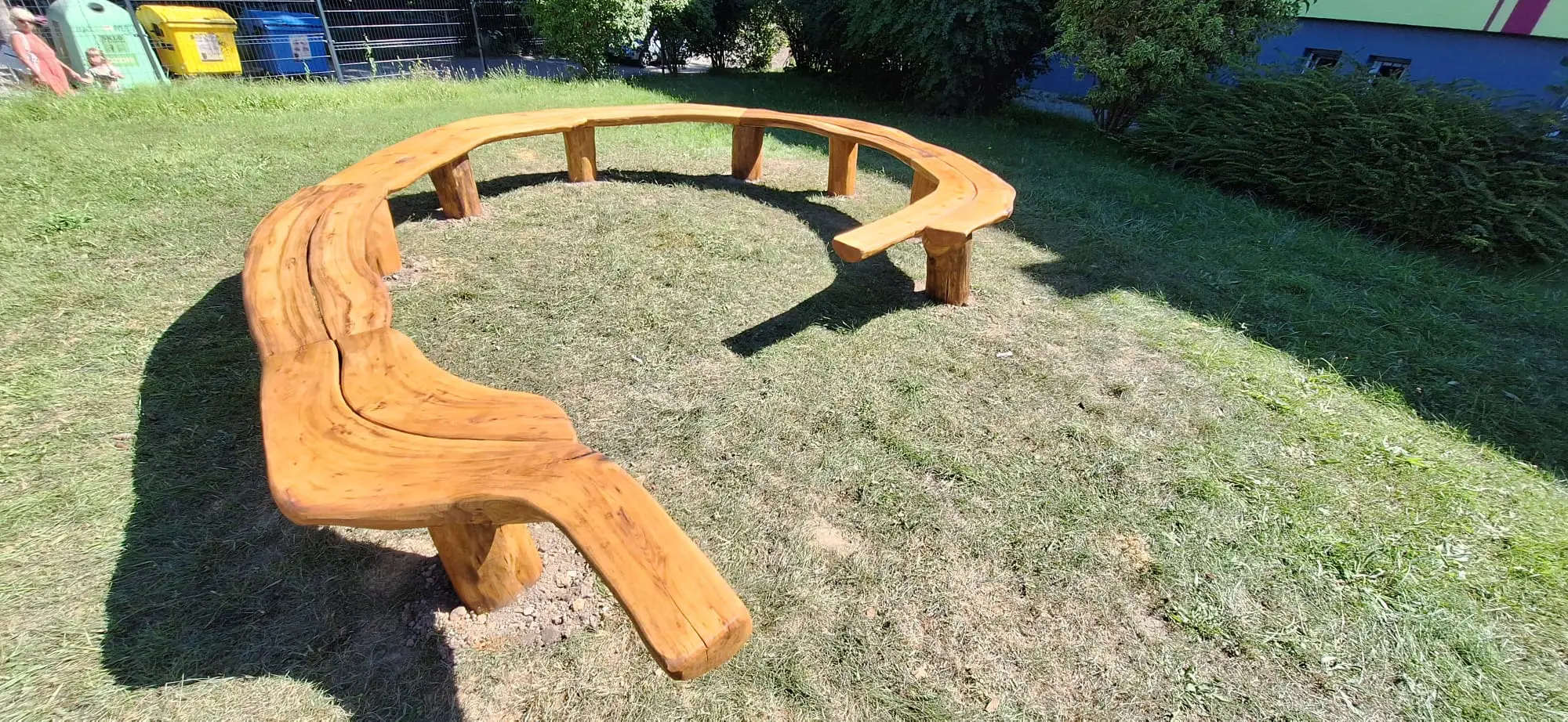 Spirálová lavička z akátu k ohništi Spirálová lavička z akátu k ohništi