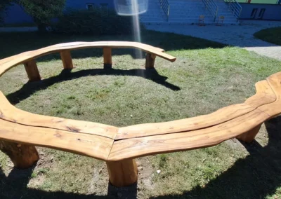 Spirálová lavička z akátu k ohništi