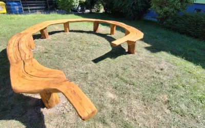 Spirálová lavička z akátu k ohništi