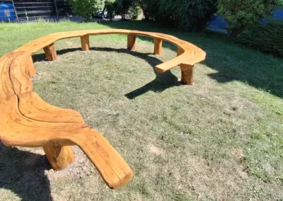 Spirálová lavička z akátu k ohništi